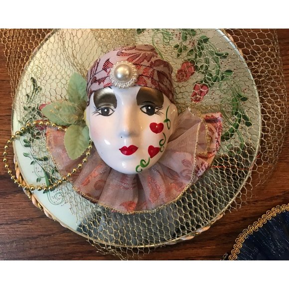 A PAIR OF MARDI GRAS STYLE PORCELAIN (believed) MASK WALL HANGINGS - Picture 2 of 5